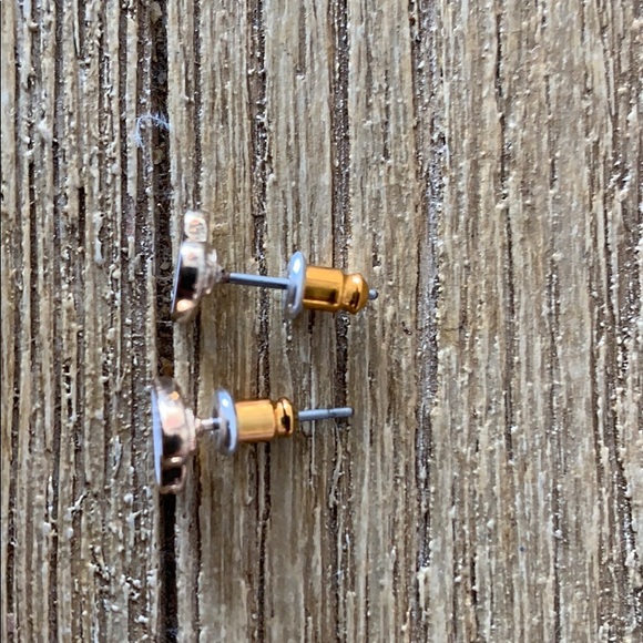 Little white heart earrings - Picture 2 of 3